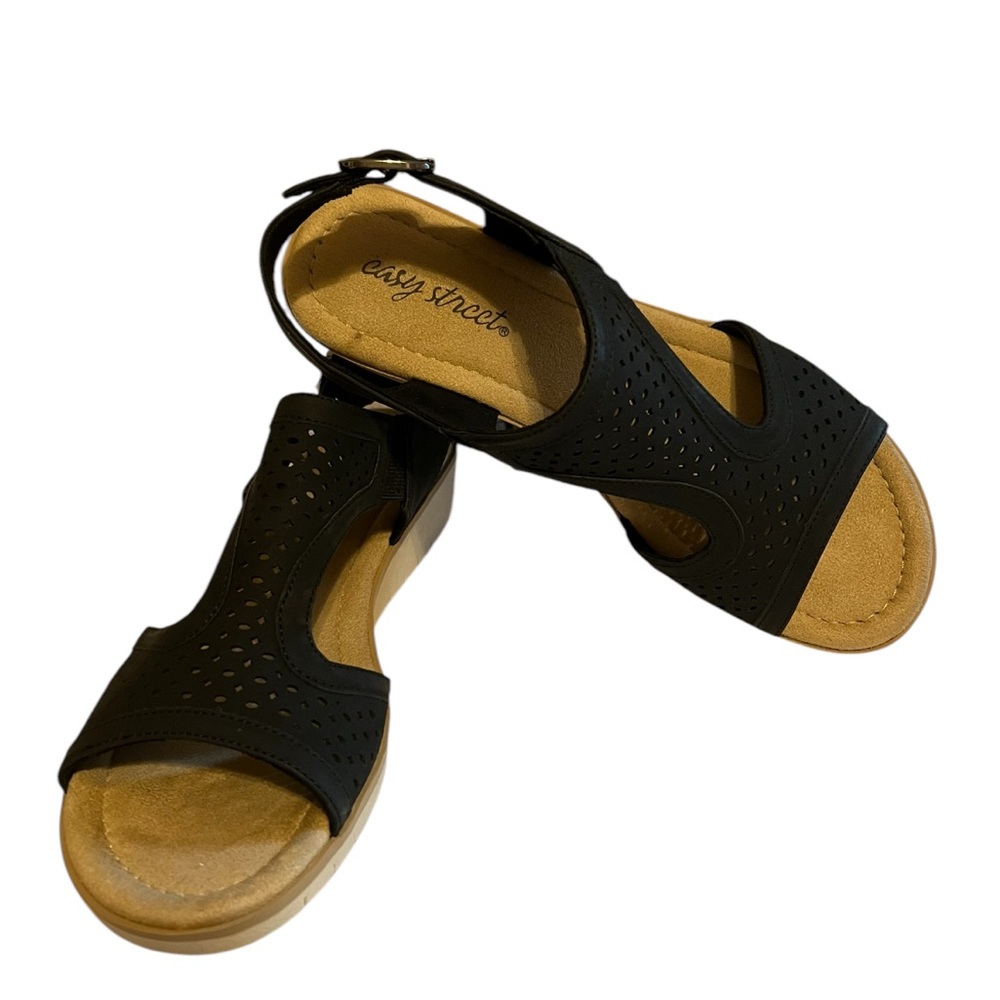 NWOT: size 8.5 easy street sandal